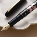 Pióro Wieczne Wancher Kuretake Kindai Maki-e Sakura Uta 1.jpg
