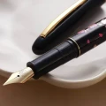 Pióro Wieczne Wancher Kuretake Kindai Maki-e Sakura Haru Kaze stalówka pozłacana zbliżenie.jpg